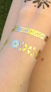 Gold and silver metallic tattoo with flower shapes for a sweet sixteen party